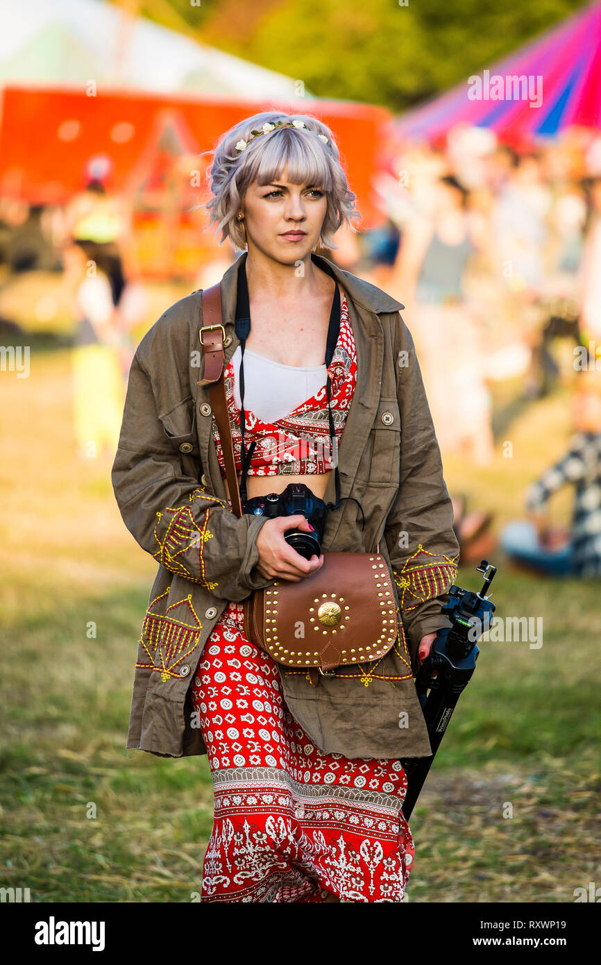 Bella ragazza a nel selvaggio festival, Kent, Regno Unito Foto Stock