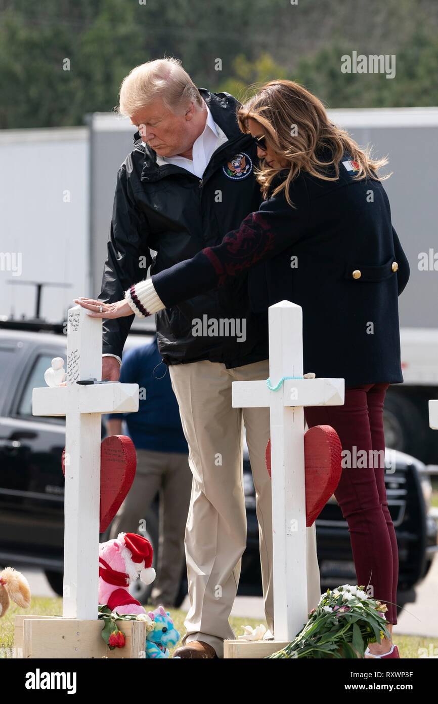 U.S presidente Donald Trump e la First Lady Melania Trump visualizza attraversa a un ripiego memorial Marzo 8, 2019 in Opelika, Alabama. La regione è stata colpita da un tornado il 3 marzo uccidendo 23 persone. Foto Stock