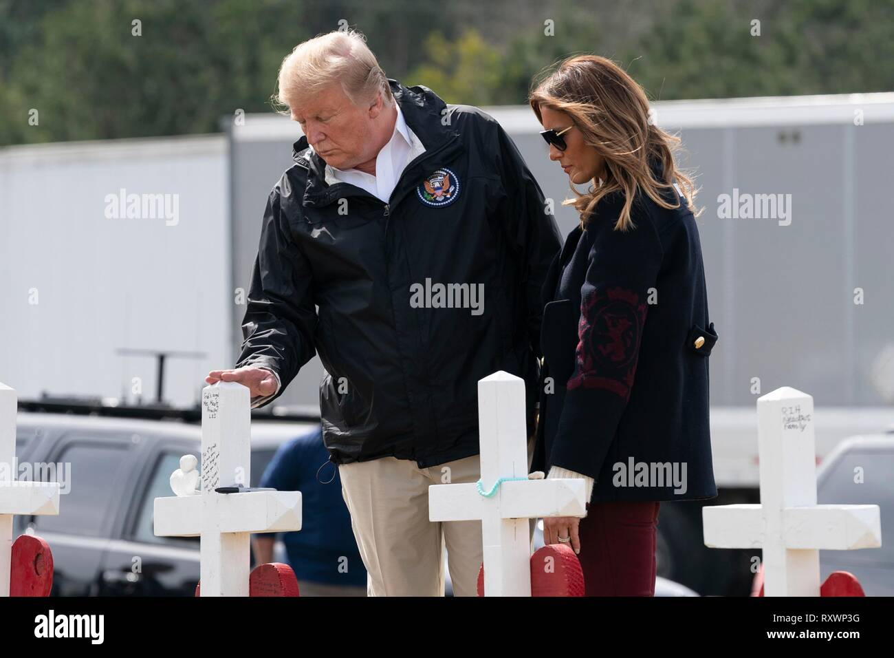 U.S presidente Donald Trump e la First Lady Melania Trump visualizza attraversa a un ripiego memorial Marzo 8, 2019 in Opelika, Alabama. La regione è stata colpita da un tornado il 3 marzo uccidendo 23 persone. Foto Stock