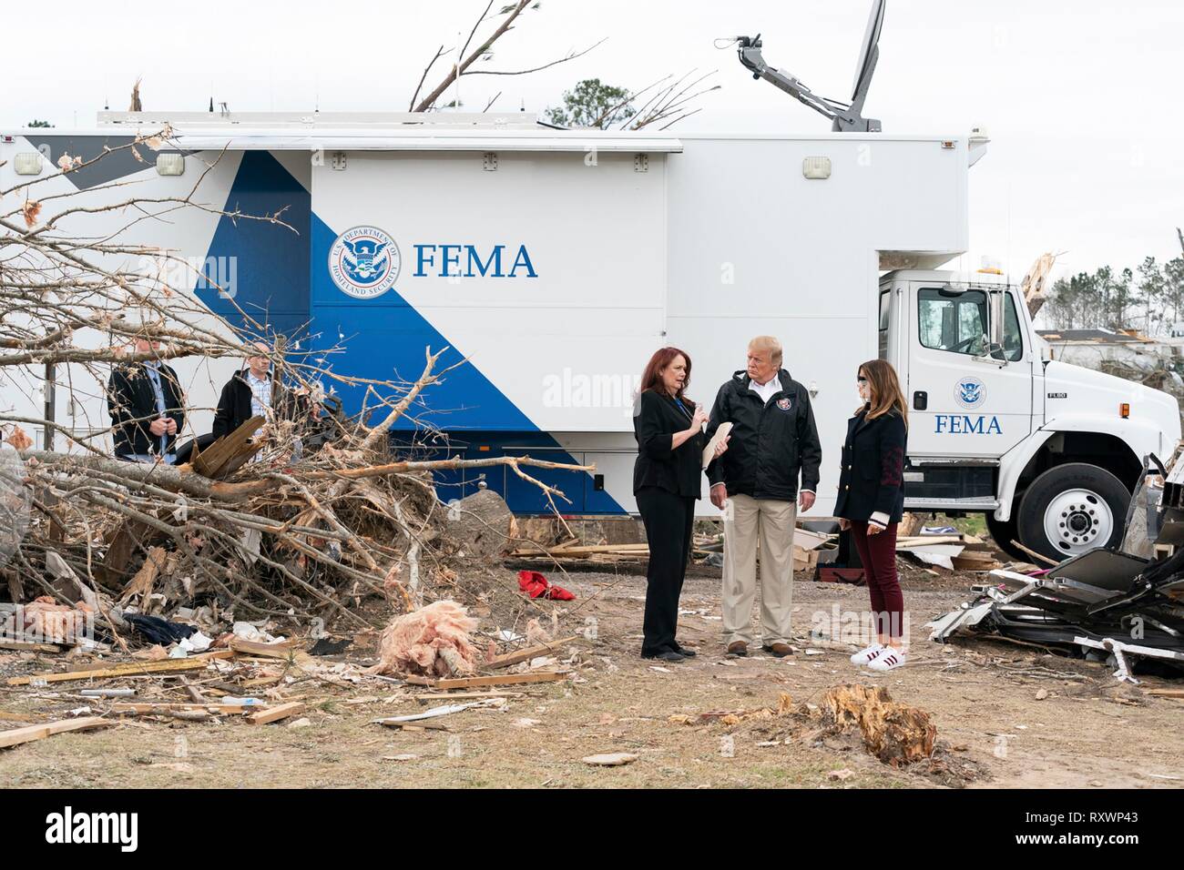 U.S prima signora Melania Trump e presidente Donald Trump visualizza i danni provocati da una massiccia tornado Marzo 8, 2019 in Lee County, Alabama. La regione è stata colpita da un tornado il 3 marzo uccidendo 23 persone. Foto Stock