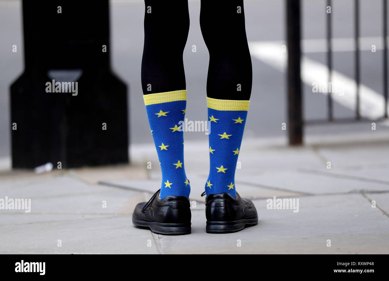 A rimangono sostenitore sport bandiera europea ispirato calzini stando in  piedi di fronte alla strada dal Palazzo di Westminster a Londra Foto stock  - Alamy