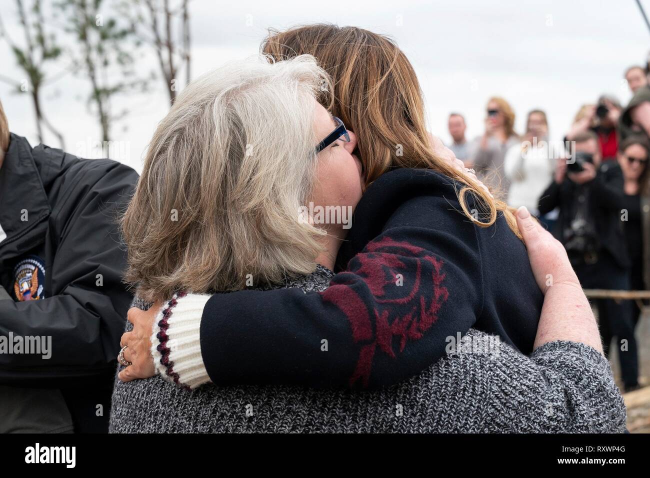 U.S prima signora Melania Trump comfort di una vittima di un massiccio tornado Marzo 8, 2019 in Lee County, Alabama. La regione è stata colpita da un tornado il 3 marzo uccidendo 23 persone. Foto Stock