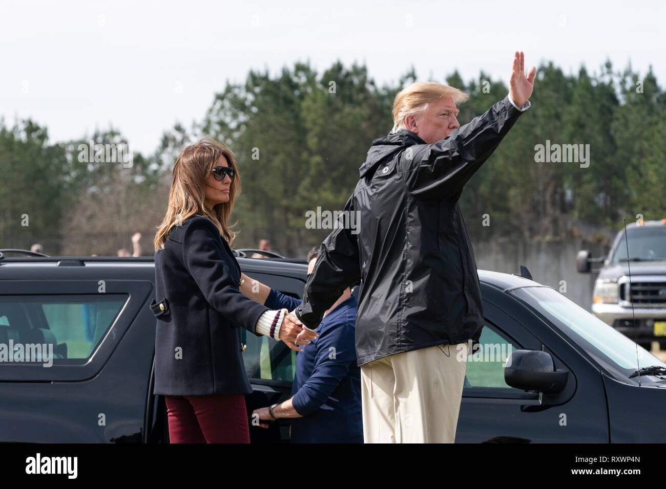 U.S prima signora Melania Trump e presidente Donald Trump wave come essi partono dopo la visualizzazione di danni causati da un massiccio tornado Marzo 8, 2019 in Lee County, Alabama. La regione è stata colpita da un tornado il 3 marzo uccidendo 23 persone. Foto Stock