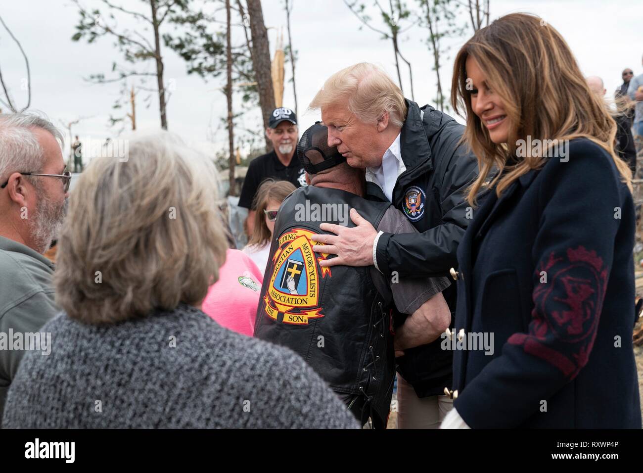 U.S prima signora Melania Trump e presidente Donald Trump comfort delle vittime da una massiccia tornado Marzo 8, 2019 in Lee County, Alabama. La regione è stata colpita da un tornado il 3 marzo uccidendo 23 persone. Foto Stock