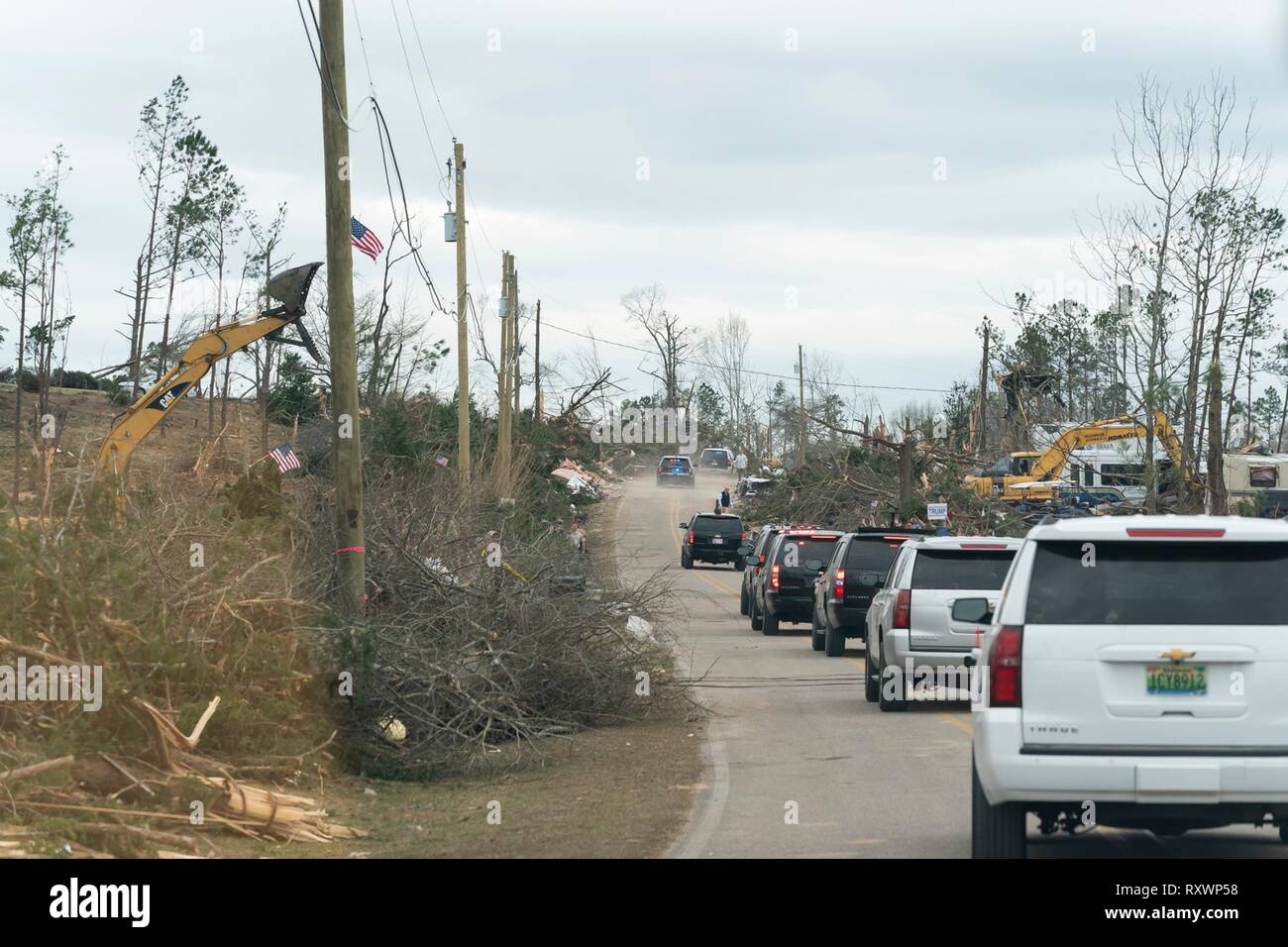 Scene del tornado ha devastato quartiere come il presidente statunitense Donald Trump e la First Lady Melania Trump visitare la regione e soddisfare con i residenti Marzo 8, 2019 in Lee County, Alabama. La regione è stata colpita da un tornado il 3 marzo uccidendo 23 persone. Foto Stock