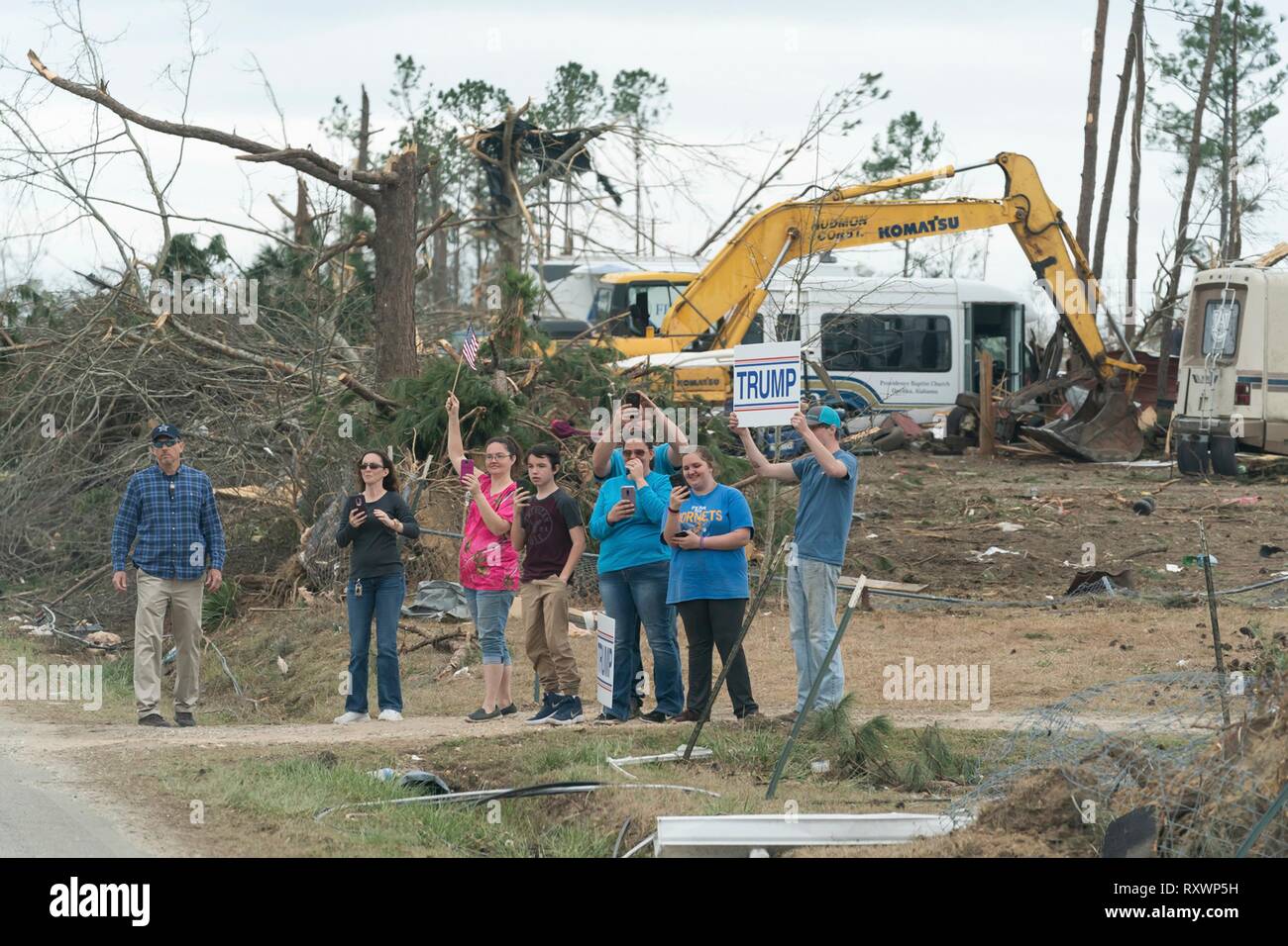 I residenti mostrano il loro sostegno per il presidente statunitense Donald Trump e la First Lady Melania Trump come essi visitano il tornado regione danneggiata Marzo 8, 2019 in Lee County, Alabama. La regione è stata colpita da un tornado il 3 marzo uccidendo 23 persone. Foto Stock