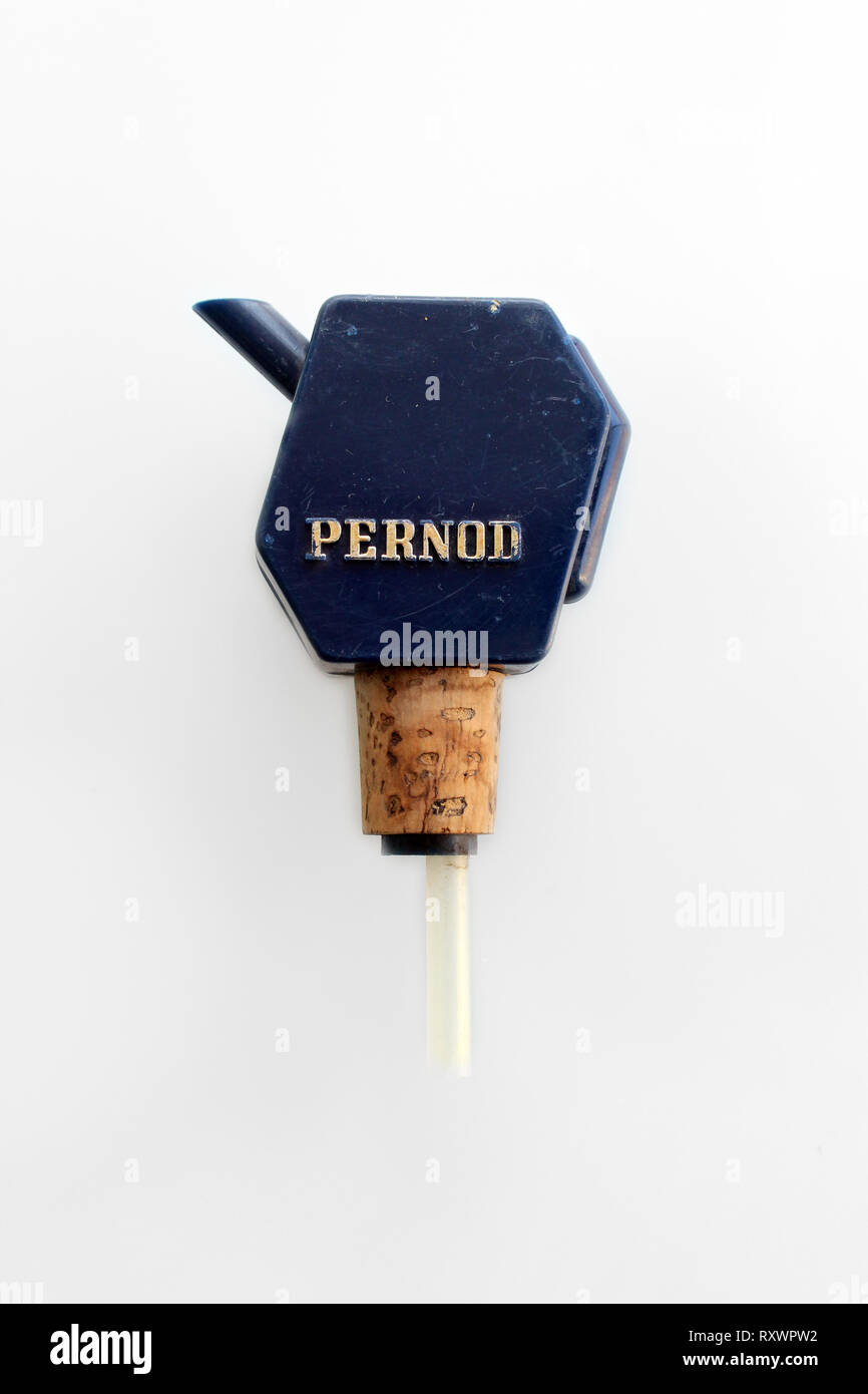 Pernod bottiglia top, isolato su sfondo bianco, close-up Foto Stock