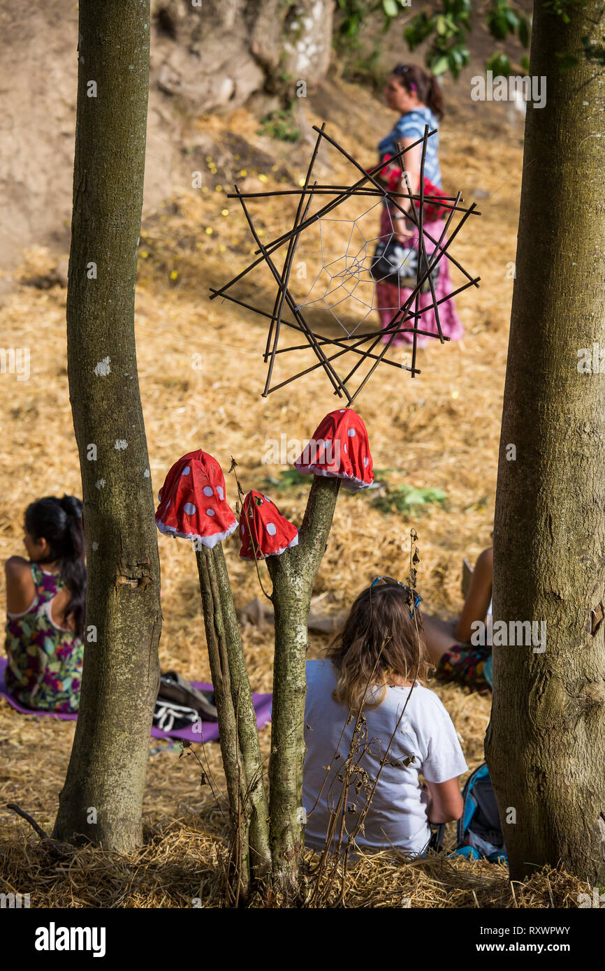 Toadstool decorazioni a nel selvaggio festival, Kent, Regno Unito Foto Stock