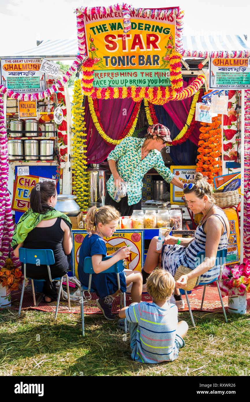 Il Jhal Muri Express, Bengali street food in stallo nel selvaggio festival, Kent, Regno Unito Foto Stock