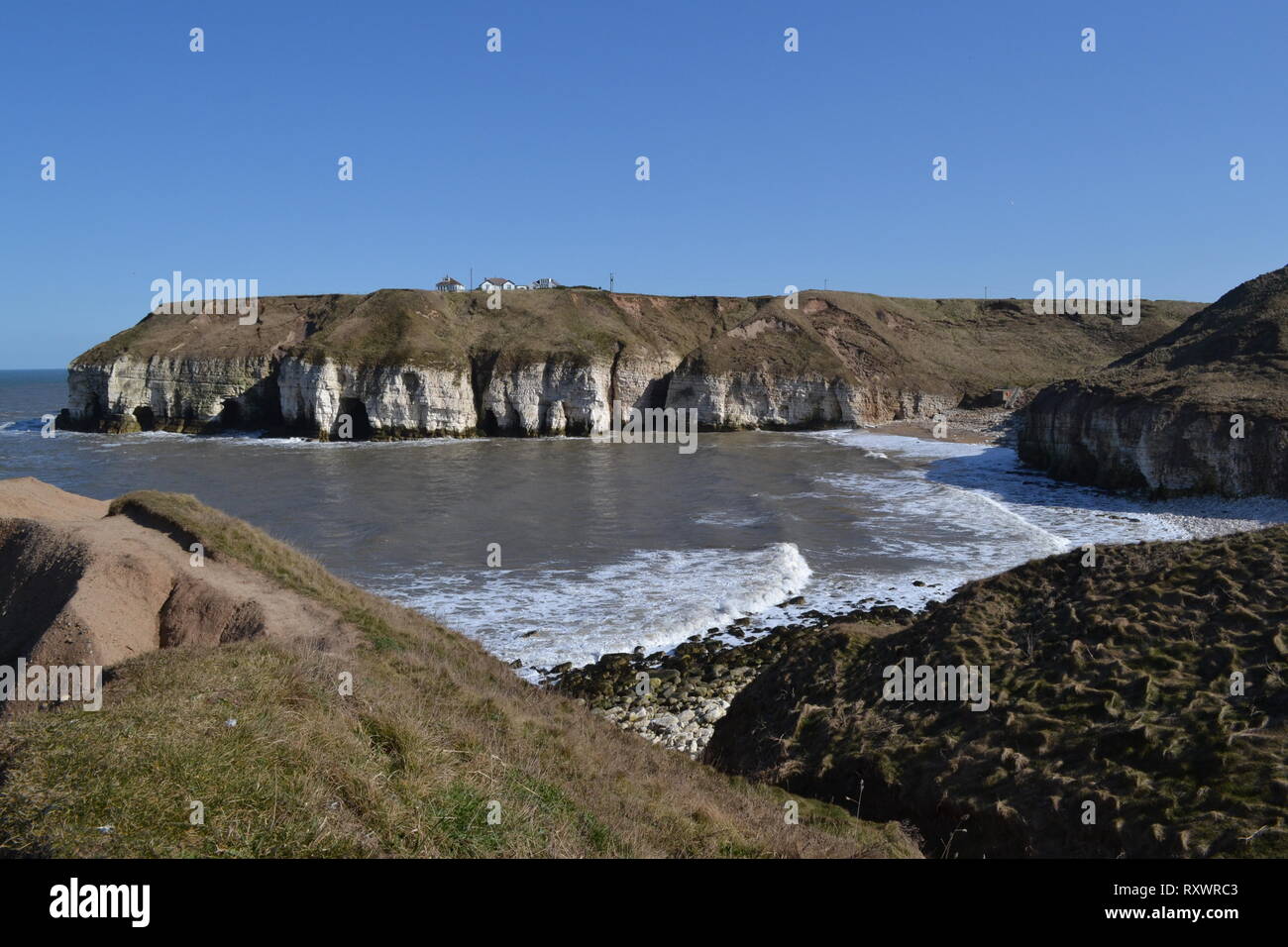 Headland Flamborough - East Yorkshire Regno Unito su una bella giornata di sole con il mare del Nord la lappatura nelle baie e insenature Foto Stock