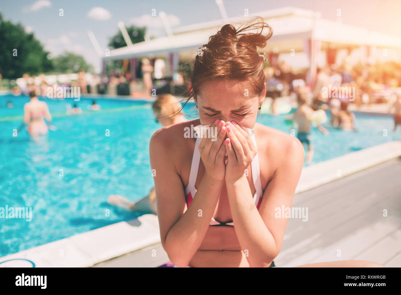 Immagine da una bella donna in bikini con fazzoletto. Malati modello femminile ha naso che cola. ragazza fa una cura per il comune raffreddore. Ella è malato in Foto Stock