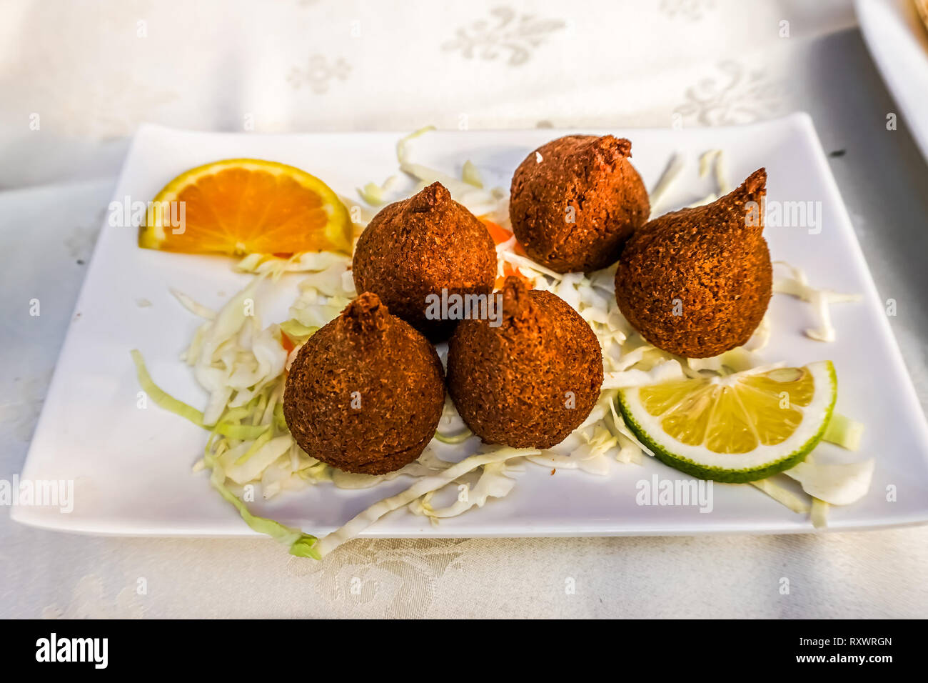 Libanesi Kibbeh Fritte crocchette di carne su una piastra Foto Stock