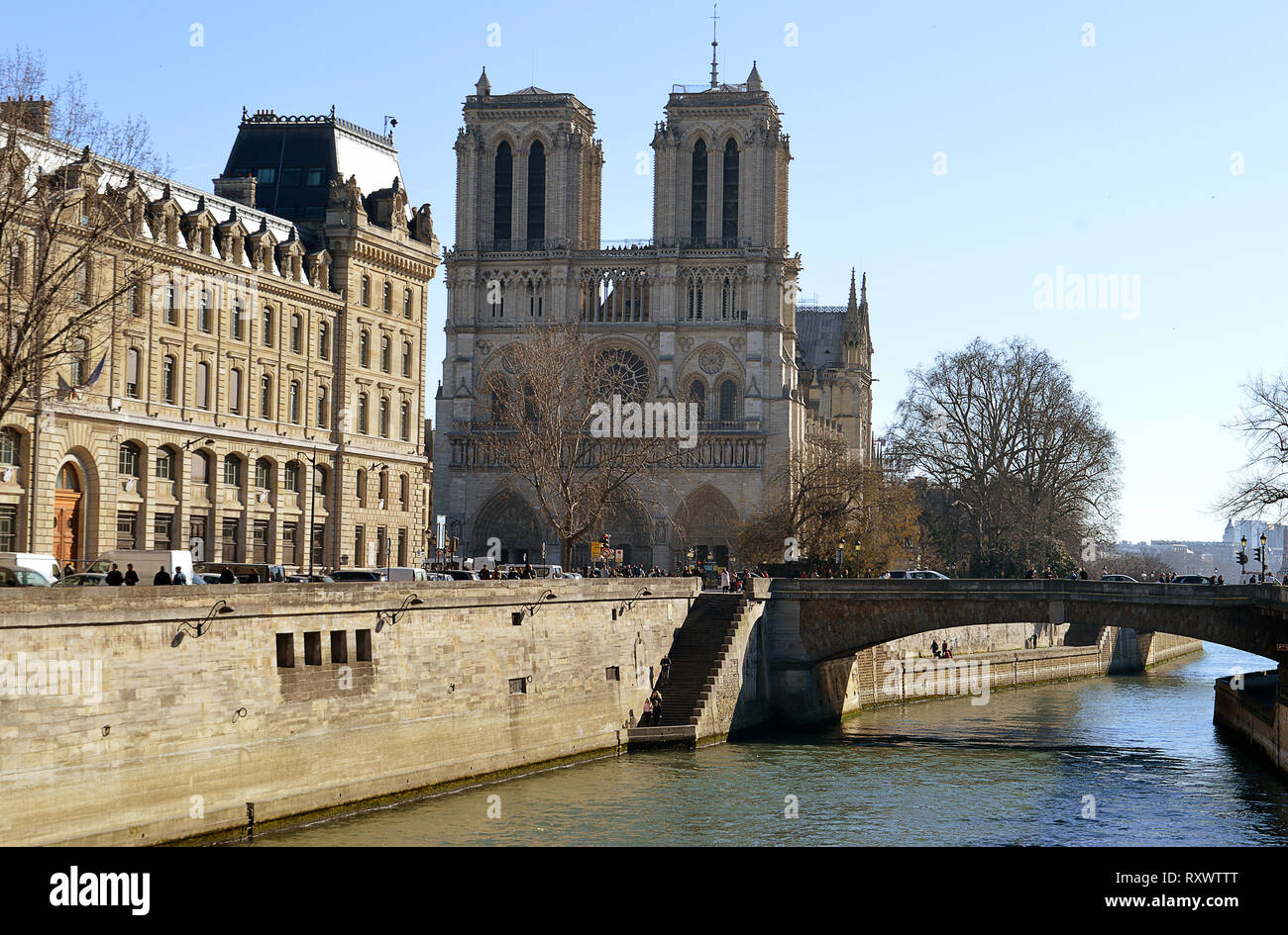 Parigi, Francia - 24 febbraio 2019: la cattedrale di Notre Dame e il ponte Pont des coueurs, dal Fiume Senna con la prefettura de Police, P Foto Stock