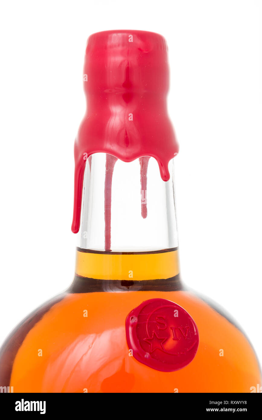 Winneconne, WI - 3 Marzo 2019: un close-up shot di Makers Mark 46 Kentucky Bourbon whisky canna finita con doghe in legno di quercia cera su un sfondo isolato Foto Stock