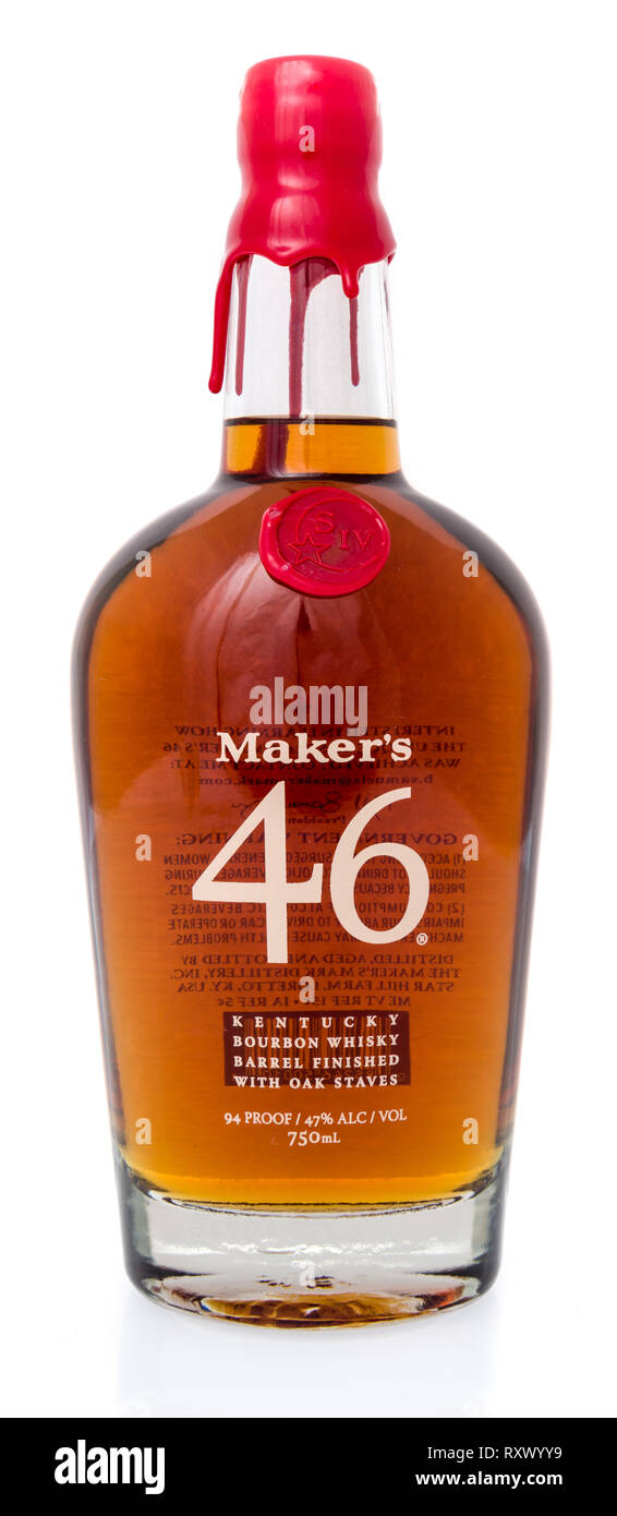 Winneconne, WI - 3 Marzo 2019: una bottiglia di Makers Mark 46 Kentucky Bourbon whisky canna finita con doghe in legno di quercia su un sfondo isolato Foto Stock