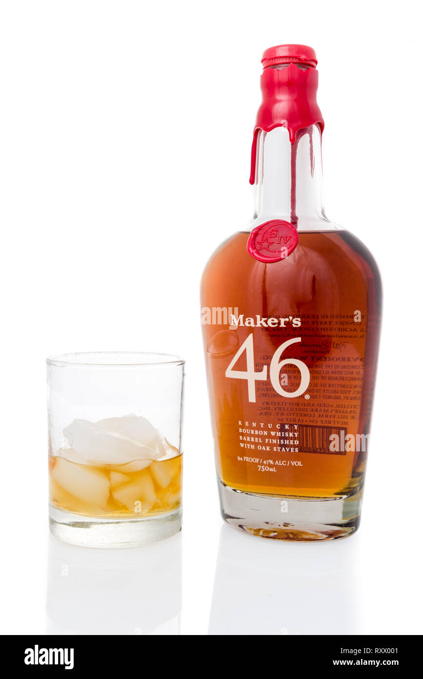 Winneconne, WI - 3 Marzo 2019: una bottiglia di Makers Mark 46 Kentucky Bourbon whisky canna finita con doghe in legno di quercia su un sfondo isolato Foto Stock