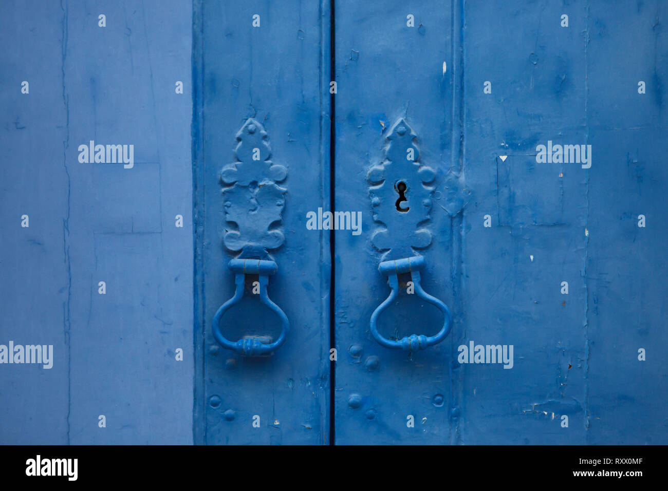 Battenti della porta sulla porta blu a Lisbona, Portogallo. Foto Stock