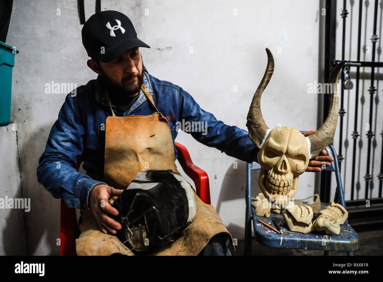 Processo di preparazione e / o la creazione delle maschere artigianali dei farisei per la celebrazione della Settimana Santa a Hermosillo Sonora. Workshop di maschere nel cortile della casa ifonavit nel nuovo Hermosillo suddivisione. (Foto: Luis Gutierrez/NortePhoto.com) proceso de preparación y / o creación de las mascara Artesanales de Fariseos para la celebración de la Semana Santa en Hermosillo Sonora. Taller de Mascara en en patio de una casa de ifonavit en el fraccionamiento nuevo Hermosillo. Foto Stock