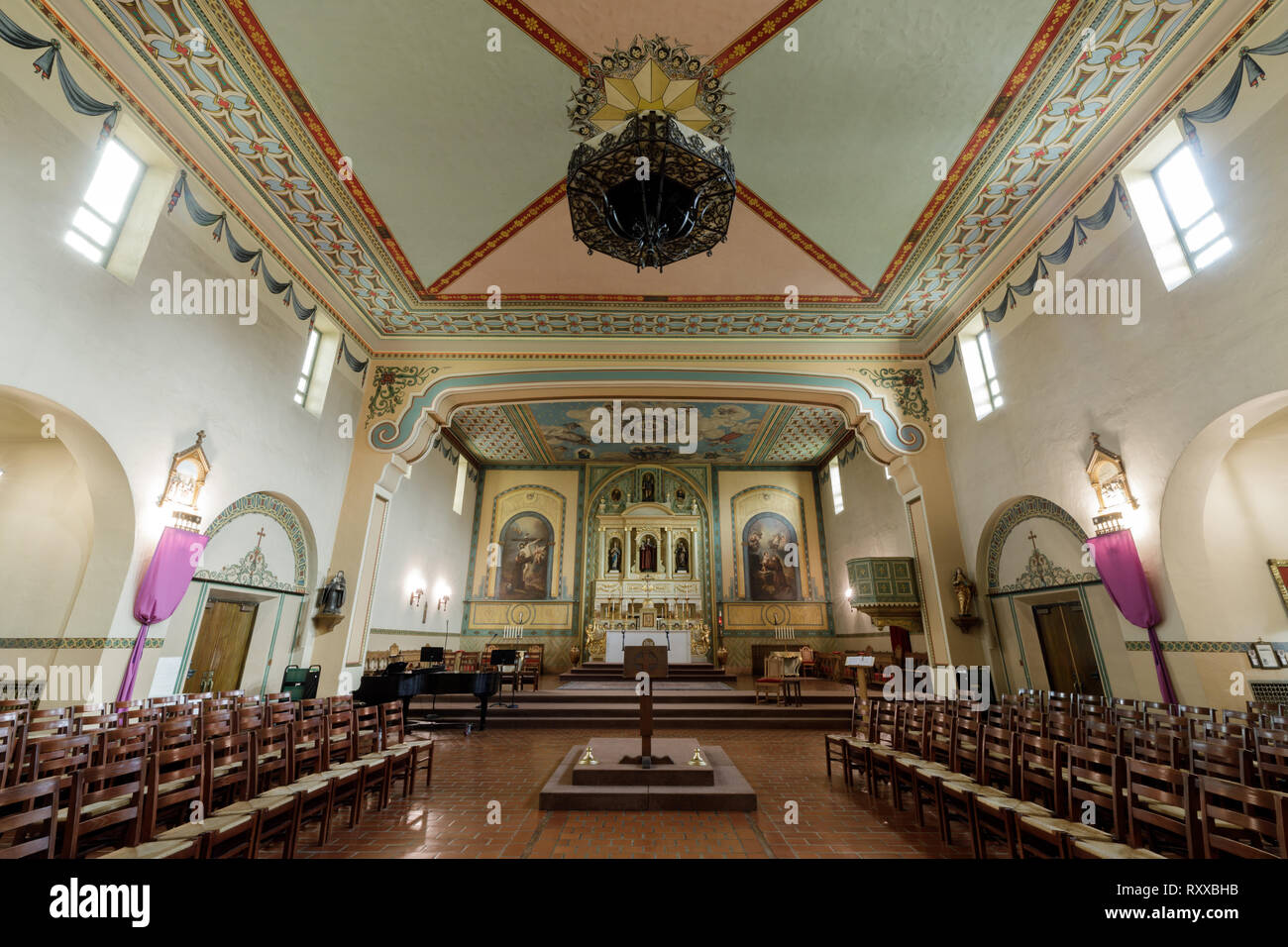 Santa Clara, California - Marzo 10, 2019: Interno della chiesa di Missione Santa Clara de Asis. Foto Stock