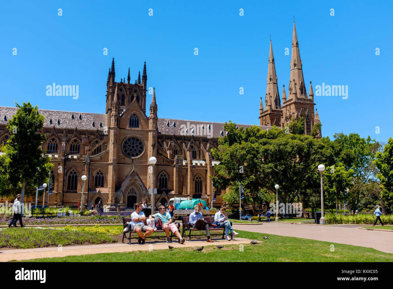 La gente del posto godendo il meteo in Hyde Park, Sydney, Australia Foto Stock