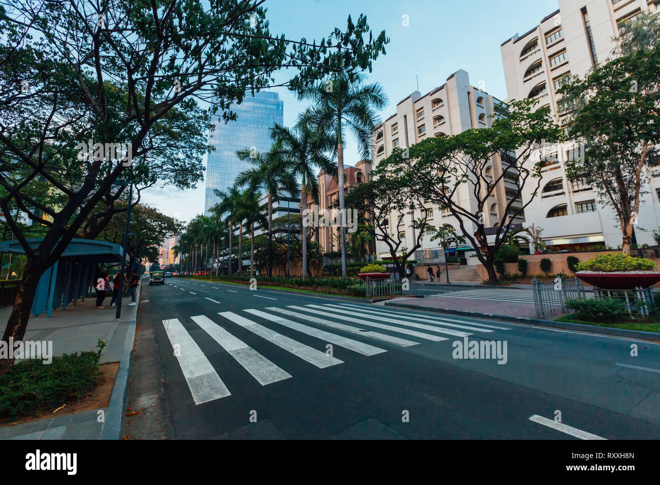 Il marciapiede lungo Makati Avenue in Makati City, Filippine Foto Stock