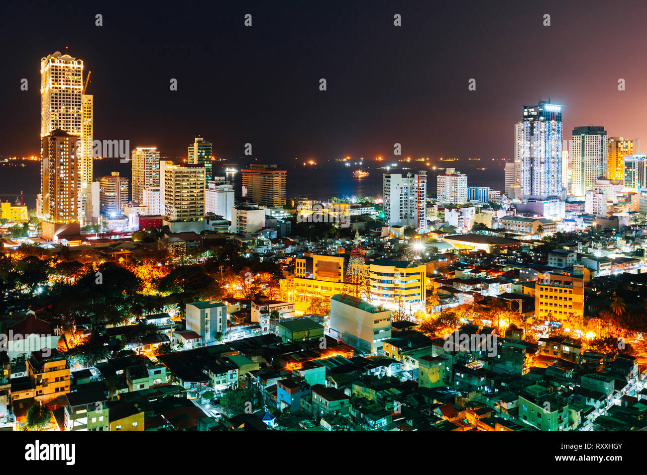 Notte skyline della città di Manila, Filippine Foto Stock