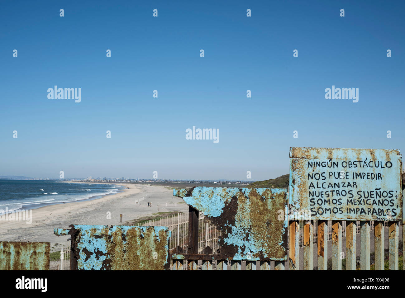 Guardando a San Diego city, dal confine di Tijuana, Messico Foto Stock