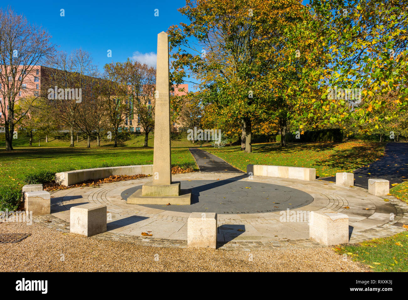 Obelisco che mostra l'altezza dell'nov. 1866 alluvione del fiume Irwell, Peel Park, Salford, Manchester, Inghilterra, Regno Unito Foto Stock