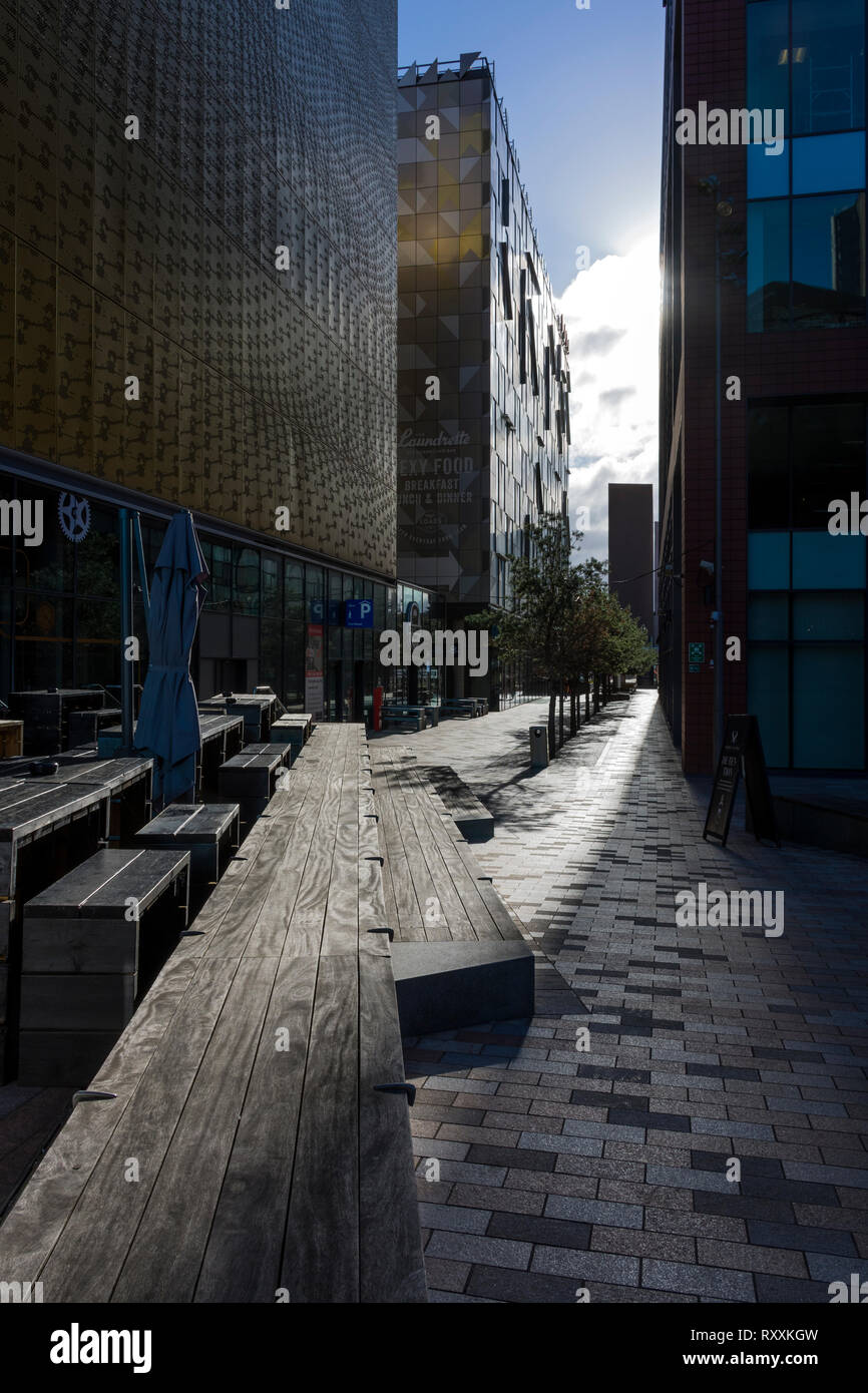 Il parcheggio auto e Vita condominio degli edifici da Jack Rosenthal Street, prima strada, Manchester, Inghilterra, Regno Unito Foto Stock