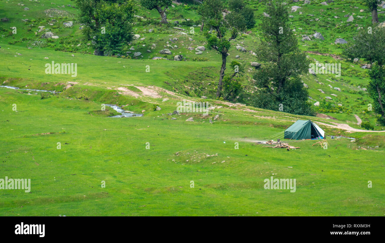 Un camping tenda istituito da un gruppo di partecipanti nei prati di Aru, Pahalgam nel Kashmir India Foto Stock