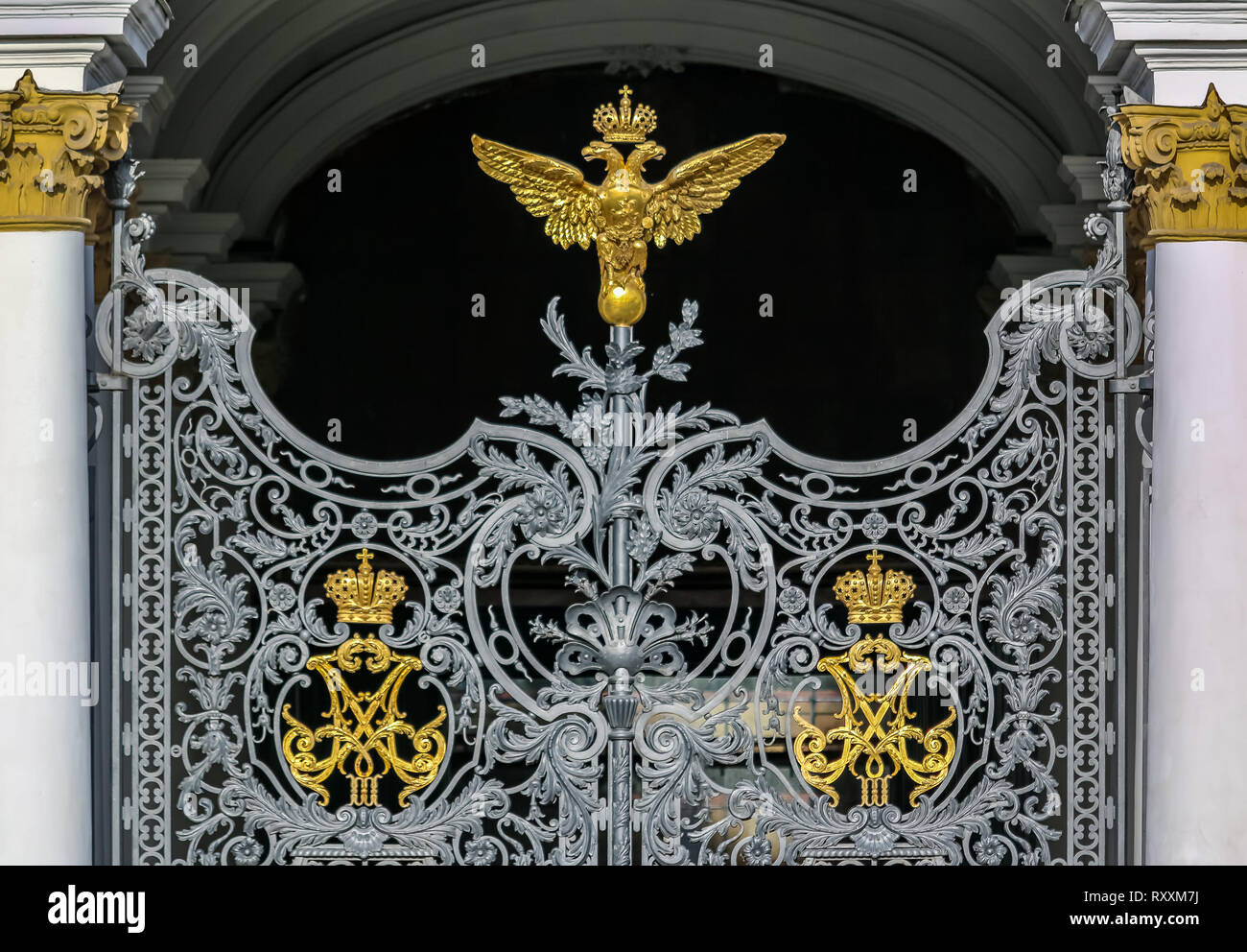 Ornato cancello di ferro del palazzo d'inverno Hermitage di San Pietroburgo, Russia con il russo lo stemma di imperial DOUBLE HEADED EAGLE e monogrammi di Emp Foto Stock