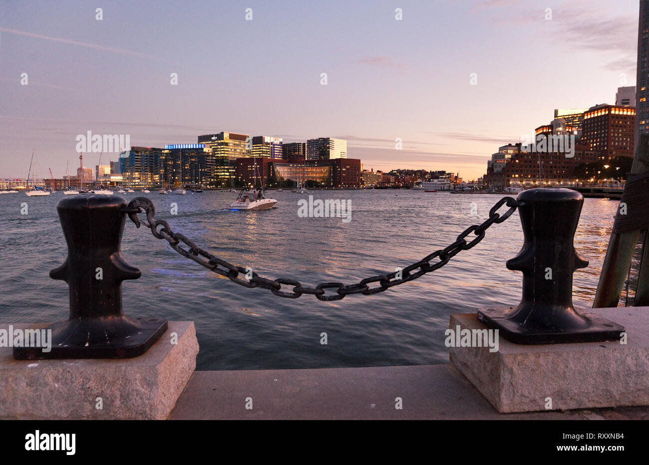 Foto scattata dal lungo molo del porto di Boston al crepuscolo, Boston, Massachusetts, USA. Foto Stock