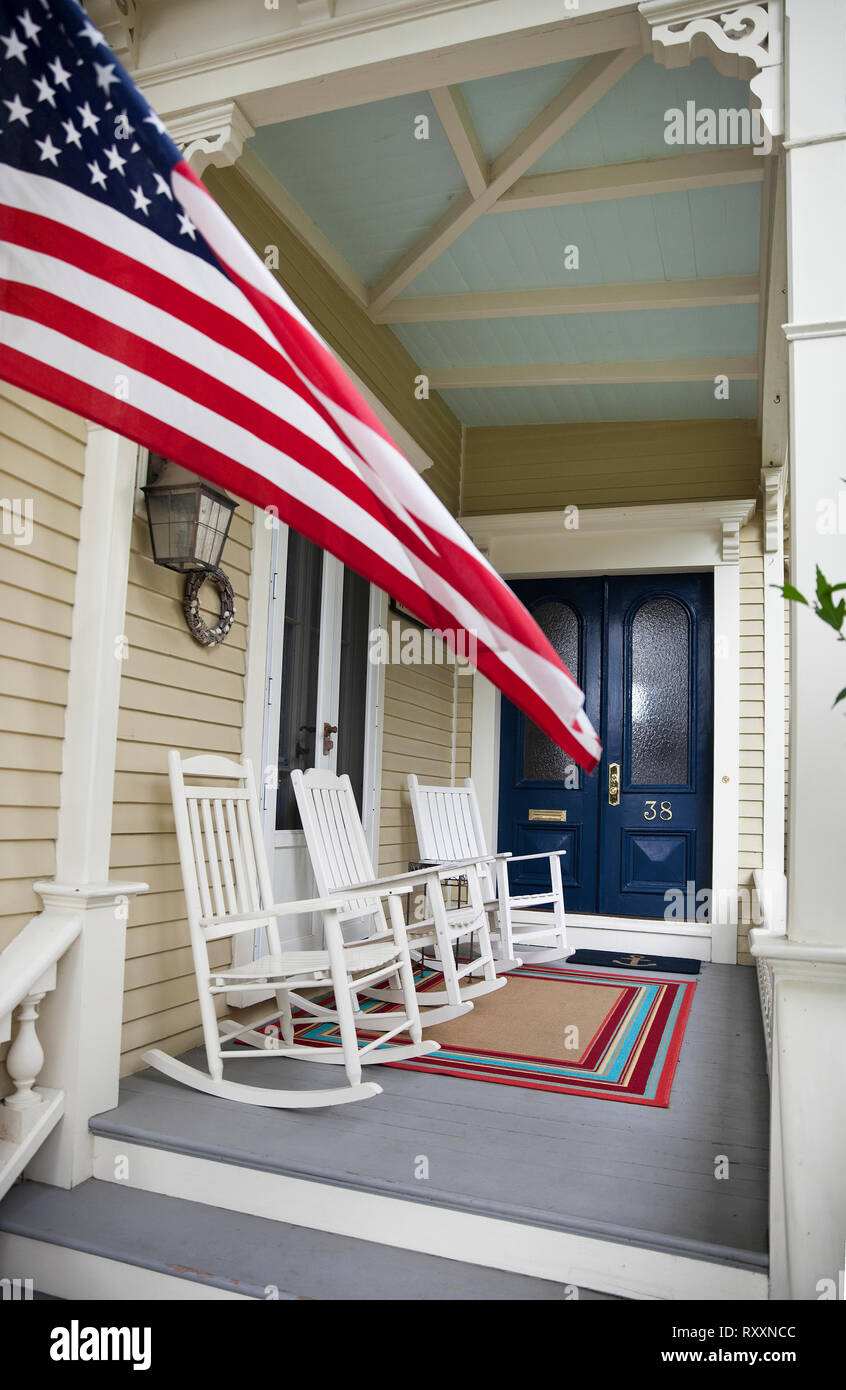 Dolcemente bandiera americana sopra le fasi che portano alla New-England-style portico anteriore di una casa in Franklin Street, Newport, Rhode Island, STATI UNITI D'AMERICA Foto Stock
