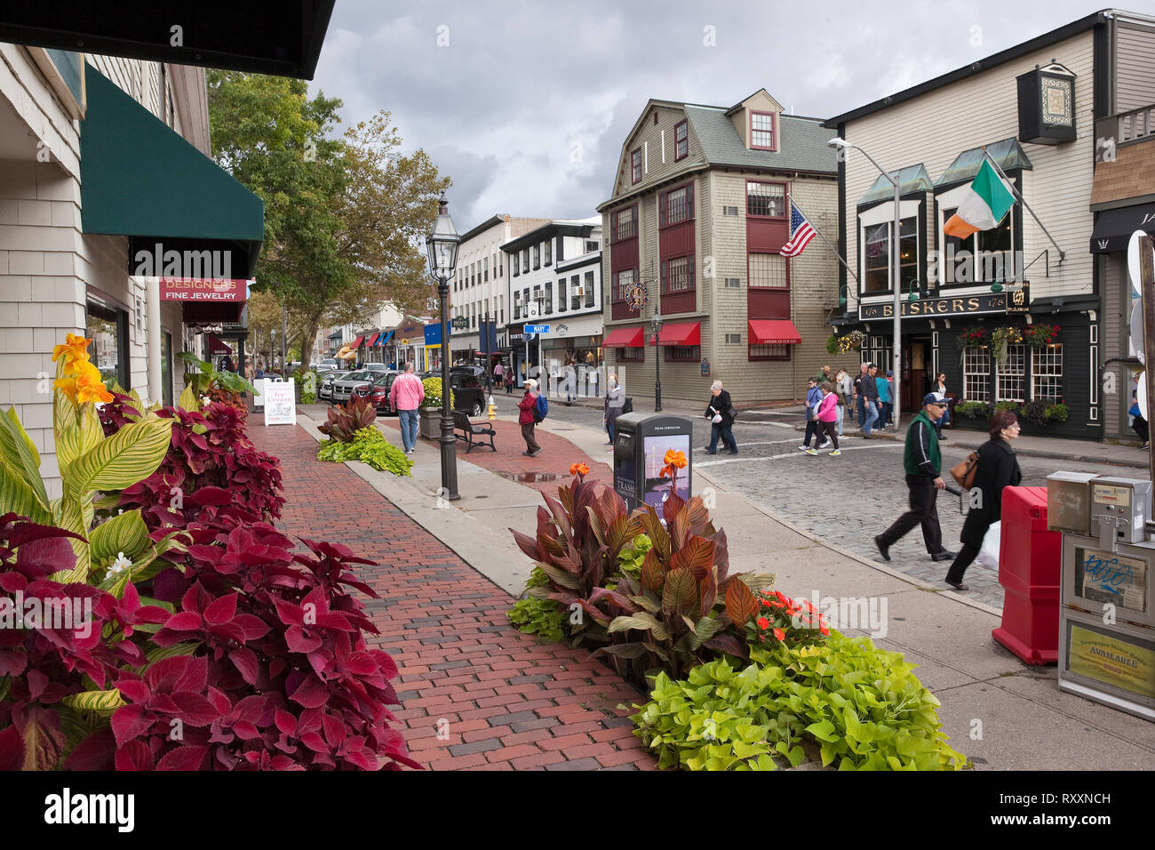 Historic Thames Street è descritto come "centro nevralgico" di Newport con i suoi molti negozi, ristoranti, bar, e la vicinanza alla città marina e porto, Newport, Rhode Island, STATI UNITI D'AMERICA Foto Stock