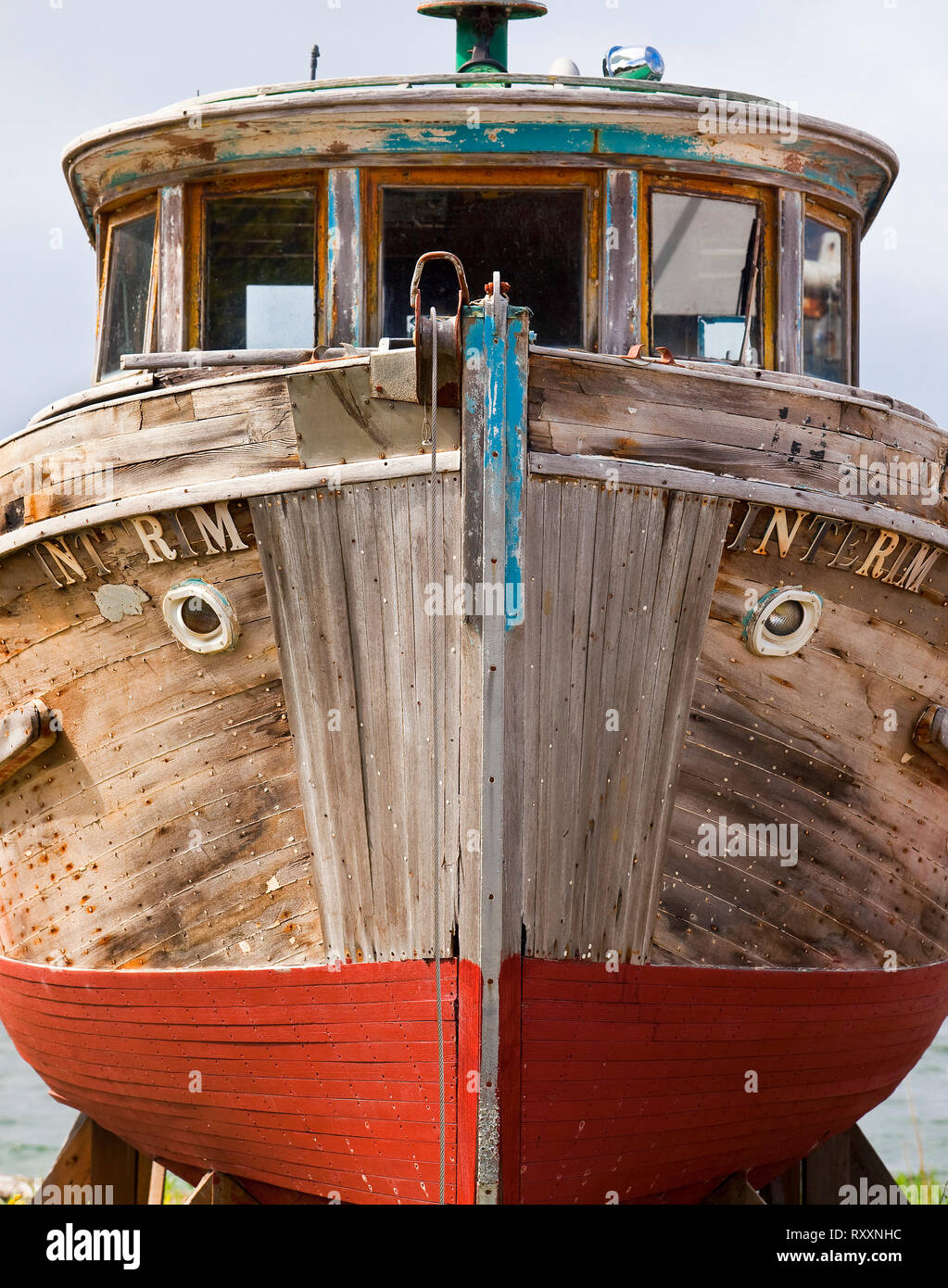 Vista frontale posteriore di un abandonned barca da pesca sul dock a secco su una spiaggia a Icy Strait Point, Alaska, STATI UNITI D'AMERICA Foto Stock