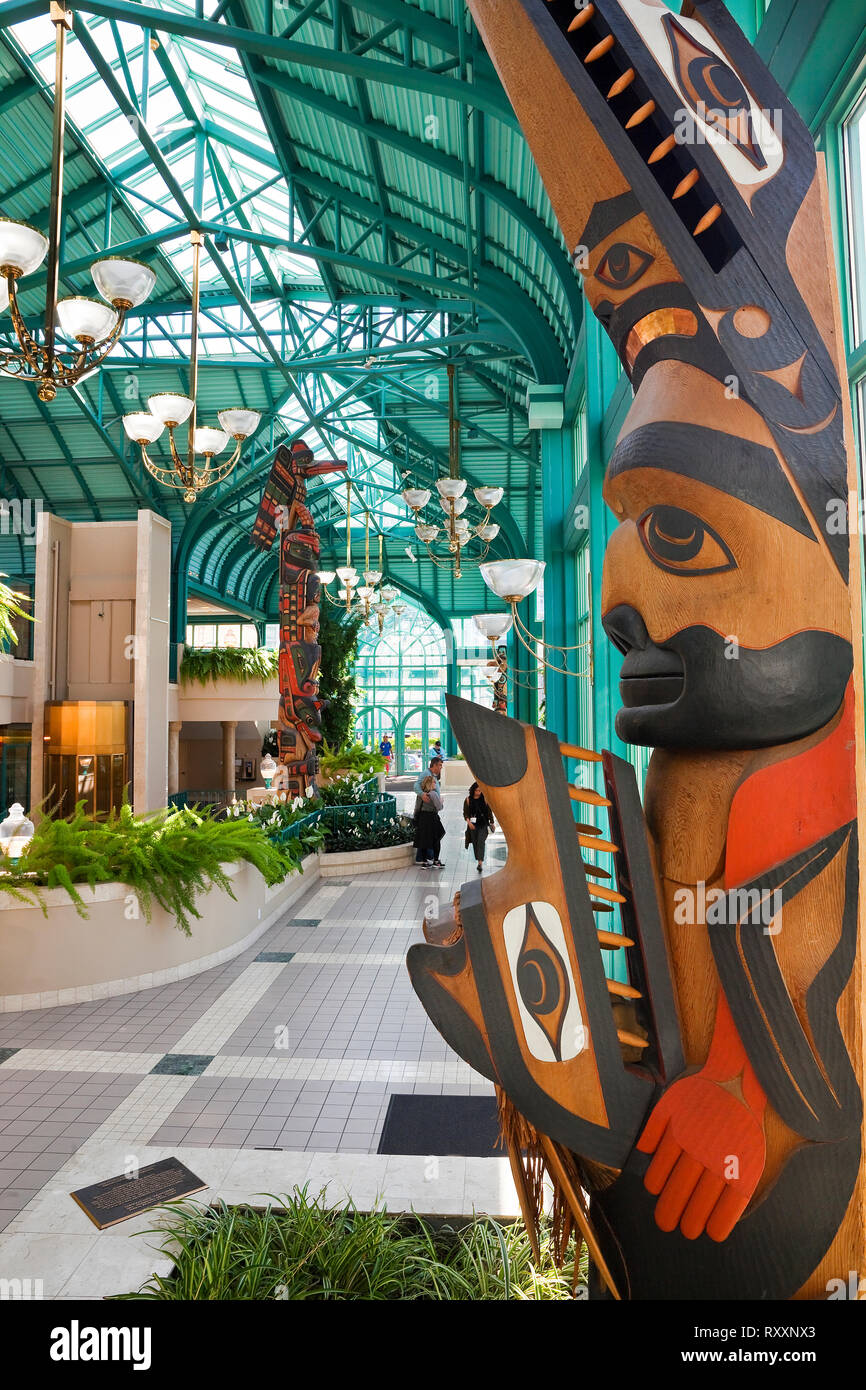 Totem e sculture native nella lobby principale del Victoria Conference Centre, Victoria, British Columbia, Canada Foto Stock