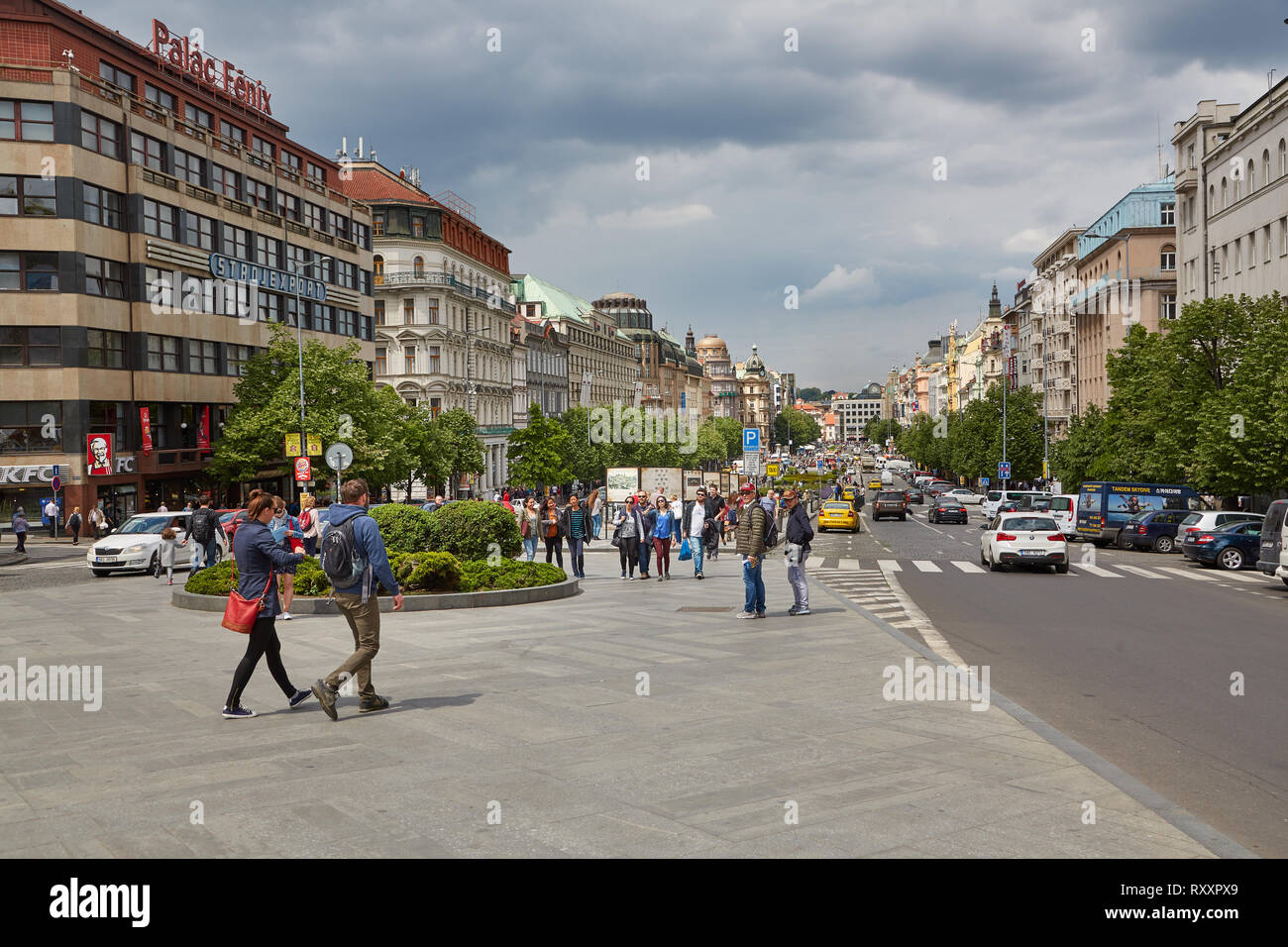 Praga, Repubblica Ceca - 20 Maggio 2016: persone camminare su Vaclavske Namesti su un luminoso giorno di primavera di Praga Foto Stock