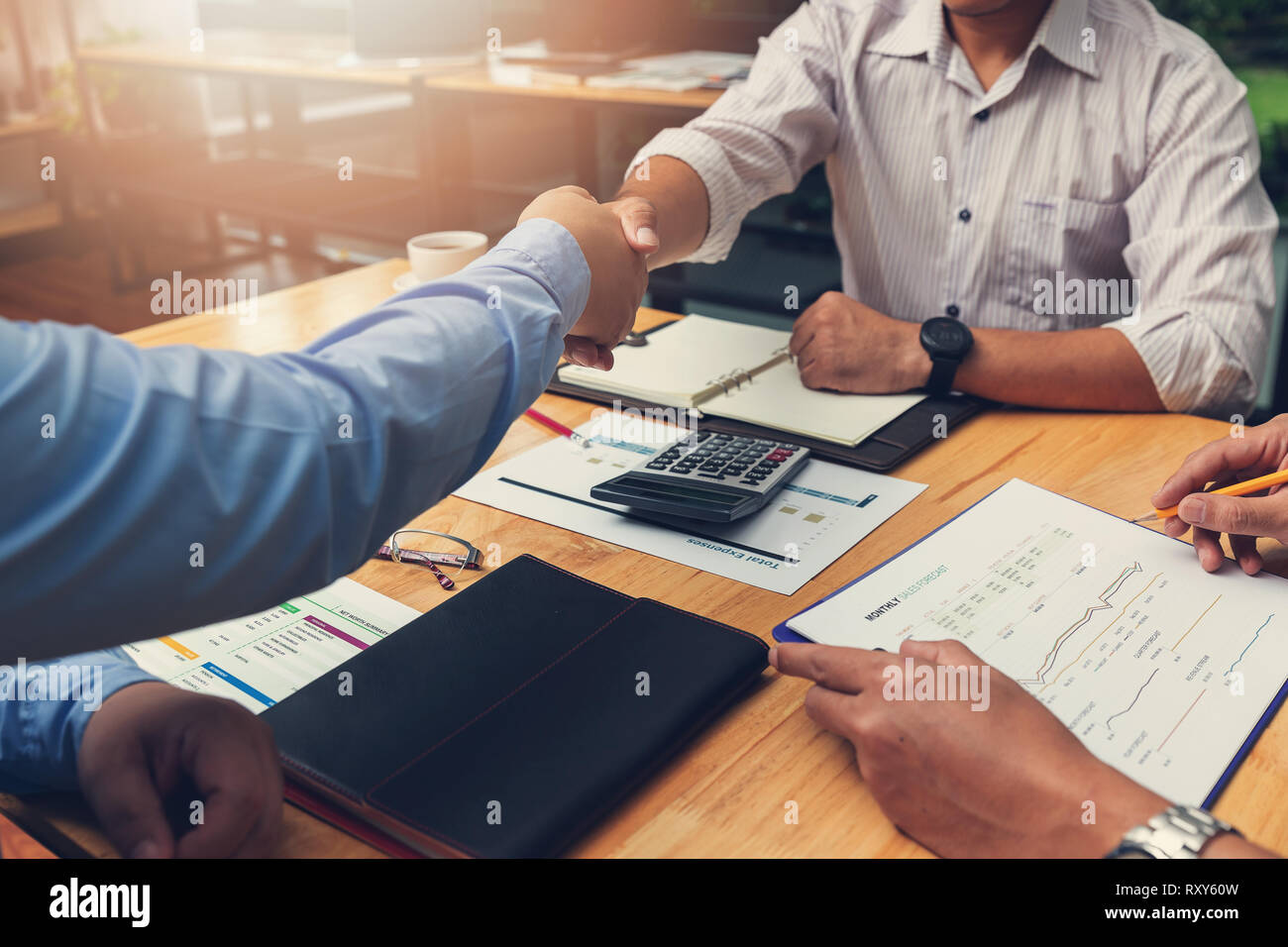 Affari e finanza concetto di ufficio a lavorare, imprenditore utilizza lo smartphone e discutere di investimenti business plan in ufficio Foto Stock