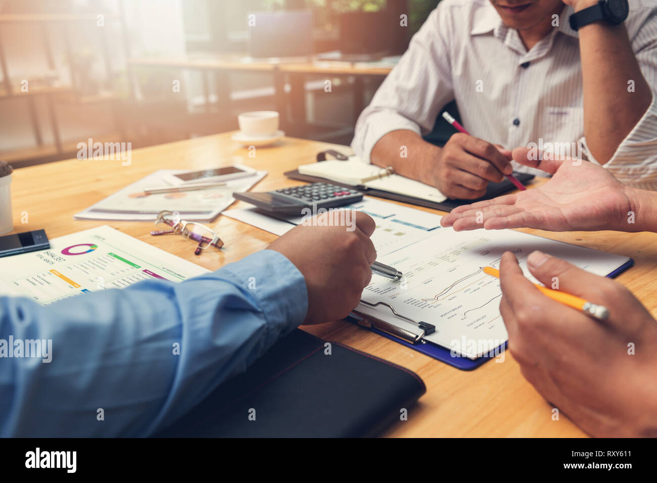 Affari e finanza concetto di ufficio a lavorare, imprenditore utilizza lo smartphone e discutere di investimenti business plan in ufficio Foto Stock