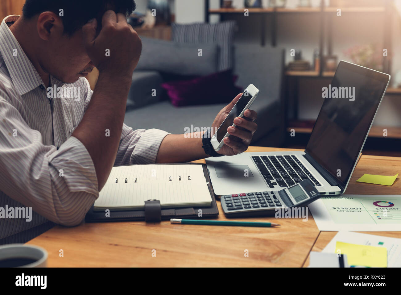 Affari e finanza concetto di ufficio a lavorare, imprenditore utilizza lo smartphone e discutere di investimenti business plan in ufficio Foto Stock