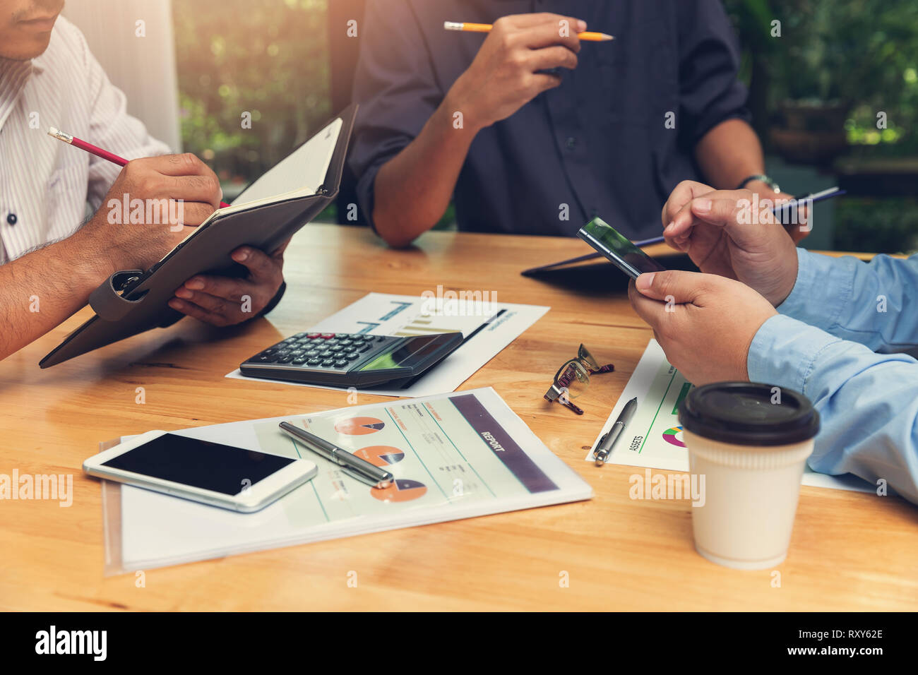 Affari e finanza concetto di ufficio a lavorare, imprenditore utilizza lo smartphone e discutere di investimenti business plan in ufficio Foto Stock