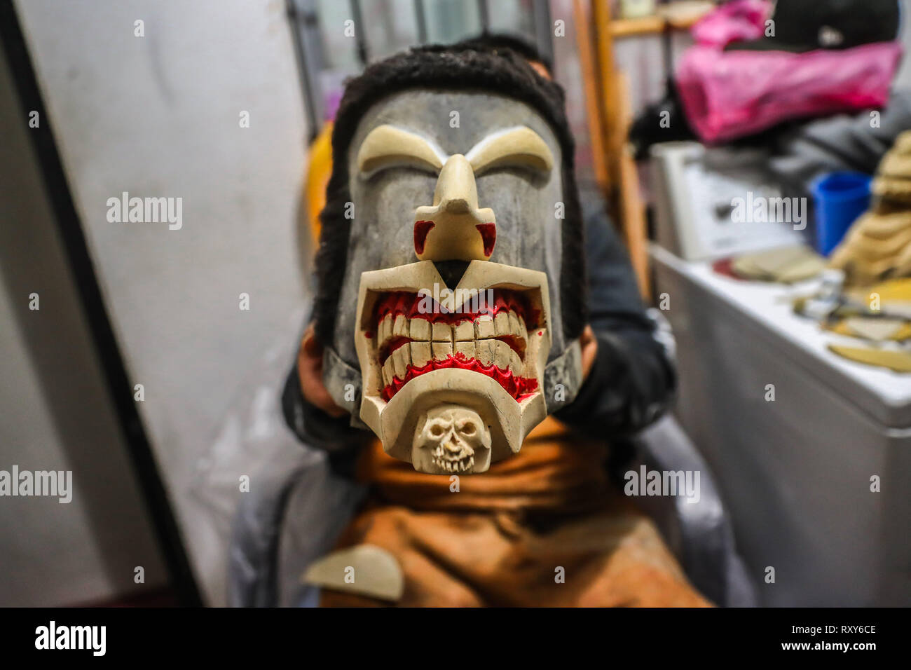 Processo di preparazione e / o la creazione delle maschere artigianali dei farisei per la celebrazione della Settimana Santa a Hermosillo Sonora. Workshop di maschere nel cortile della casa ifonavit nel nuovo Hermosillo suddivisione. (Foto: Luis Gutierrez/NortePhoto.com) proceso de preparación y / o creación de las mascara Artesanales de Fariseos para la celebración de la Semana Santa en Hermosillo Sonora. Taller de Mascara en en patio de una casa de ifonavit en el fraccionamiento nuevo Hermosillo. Foto Stock