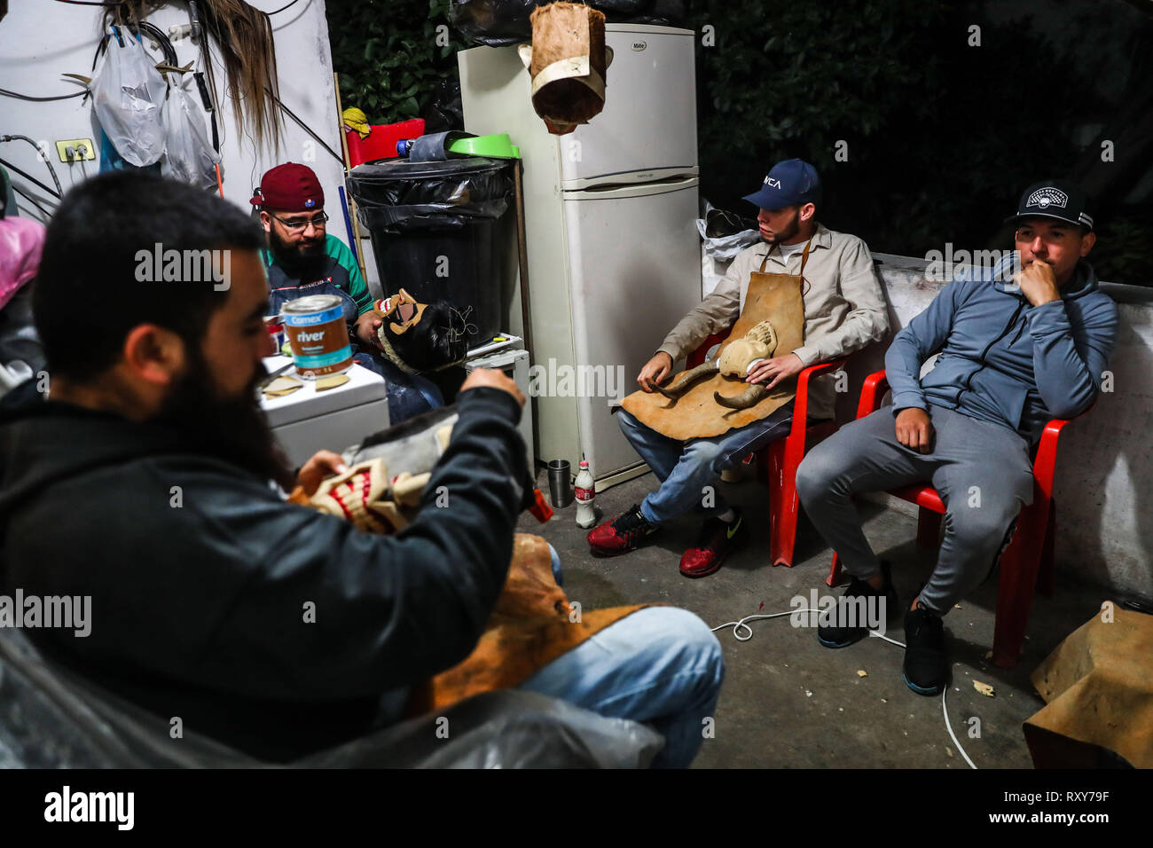 Processo di preparazione e / o la creazione delle maschere artigianali dei farisei per la celebrazione della Settimana Santa a Hermosillo Sonora. Workshop di maschere nel cortile della casa ifonavit nel nuovo Hermosillo suddivisione. (Foto: Luis Gutierrez/NortePhoto.com) proceso de preparación y / o creación de las mascara Artesanales de Fariseos para la celebración de la Semana Santa en Hermosillo Sonora. Taller de Mascara en en patio de una casa de ifonavit en el fraccionamiento nuevo Hermosillo. Foto Stock