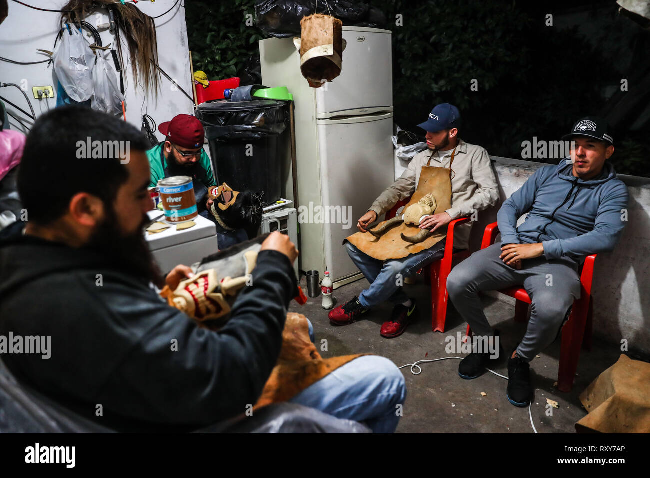 Processo di preparazione e / o la creazione delle maschere artigianali dei farisei per la celebrazione della Settimana Santa a Hermosillo Sonora. Workshop di maschere nel cortile della casa ifonavit nel nuovo Hermosillo suddivisione. (Foto: Luis Gutierrez/NortePhoto.com) proceso de preparación y / o creación de las mascara Artesanales de Fariseos para la celebración de la Semana Santa en Hermosillo Sonora. Taller de Mascara en en patio de una casa de ifonavit en el fraccionamiento nuevo Hermosillo. Foto Stock