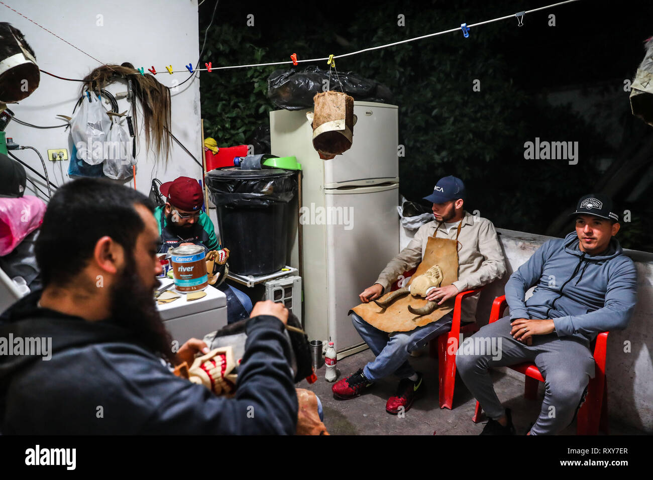 Processo di preparazione e / o la creazione delle maschere artigianali dei farisei per la celebrazione della Settimana Santa a Hermosillo Sonora. Workshop di maschere nel cortile della casa ifonavit nel nuovo Hermosillo suddivisione. (Foto: Luis Gutierrez/NortePhoto.com) proceso de preparación y / o creación de las mascara Artesanales de Fariseos para la celebración de la Semana Santa en Hermosillo Sonora. Taller de Mascara en en patio de una casa de ifonavit en el fraccionamiento nuevo Hermosillo. Foto Stock