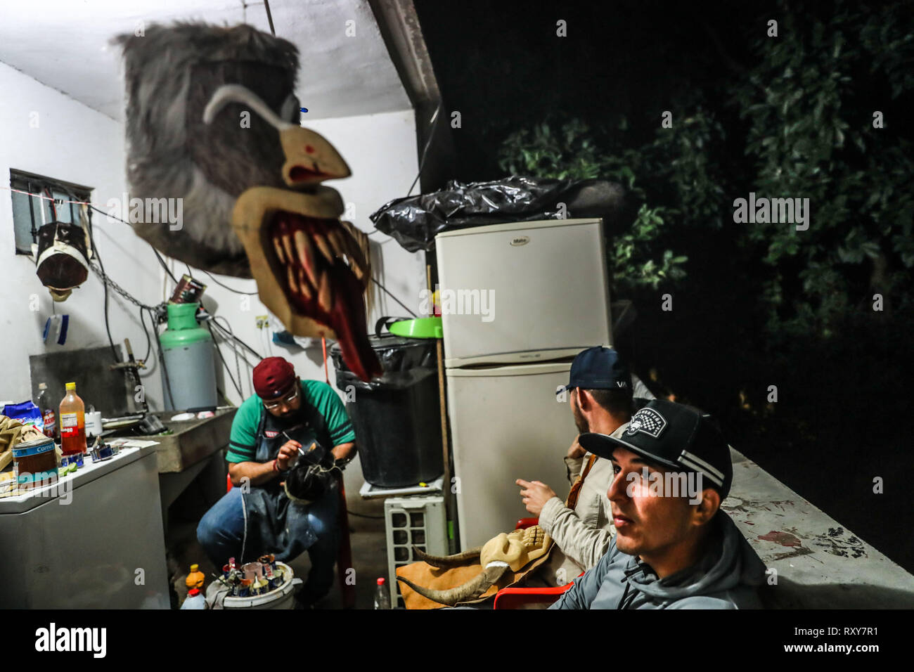 Processo di preparazione e / o la creazione delle maschere artigianali dei farisei per la celebrazione della Settimana Santa a Hermosillo Sonora. Workshop di maschere nel cortile della casa ifonavit nel nuovo Hermosillo suddivisione. (Foto: Luis Gutierrez/NortePhoto.com) proceso de preparación y / o creación de las mascara Artesanales de Fariseos para la celebración de la Semana Santa en Hermosillo Sonora. Taller de Mascara en en patio de una casa de ifonavit en el fraccionamiento nuevo Hermosillo. Foto Stock