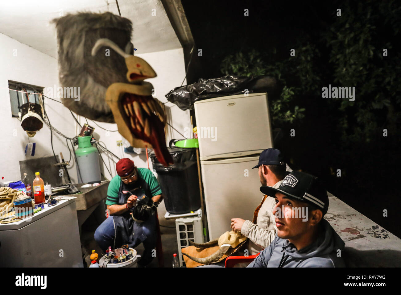 Processo di preparazione e / o la creazione delle maschere artigianali dei farisei per la celebrazione della Settimana Santa a Hermosillo Sonora. Workshop di maschere nel cortile della casa ifonavit nel nuovo Hermosillo suddivisione. (Foto: Luis Gutierrez/NortePhoto.com) proceso de preparación y / o creación de las mascara Artesanales de Fariseos para la celebración de la Semana Santa en Hermosillo Sonora. Taller de Mascara en en patio de una casa de ifonavit en el fraccionamiento nuevo Hermosillo. Foto Stock