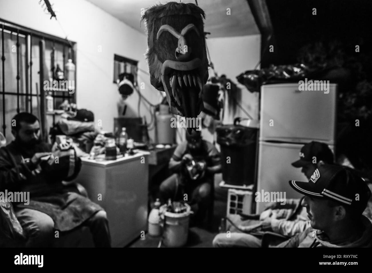 Processo di preparazione e / o la creazione delle maschere artigianali dei farisei per la celebrazione della Settimana Santa a Hermosillo Sonora. Workshop di maschere nel cortile della casa ifonavit nel nuovo Hermosillo suddivisione. (Foto: Luis Gutierrez/NortePhoto.com) proceso de preparación y / o creación de las mascara Artesanales de Fariseos para la celebración de la Semana Santa en Hermosillo Sonora. Taller de Mascara en en patio de una casa de ifonavit en el fraccionamiento nuevo Hermosillo. Foto Stock