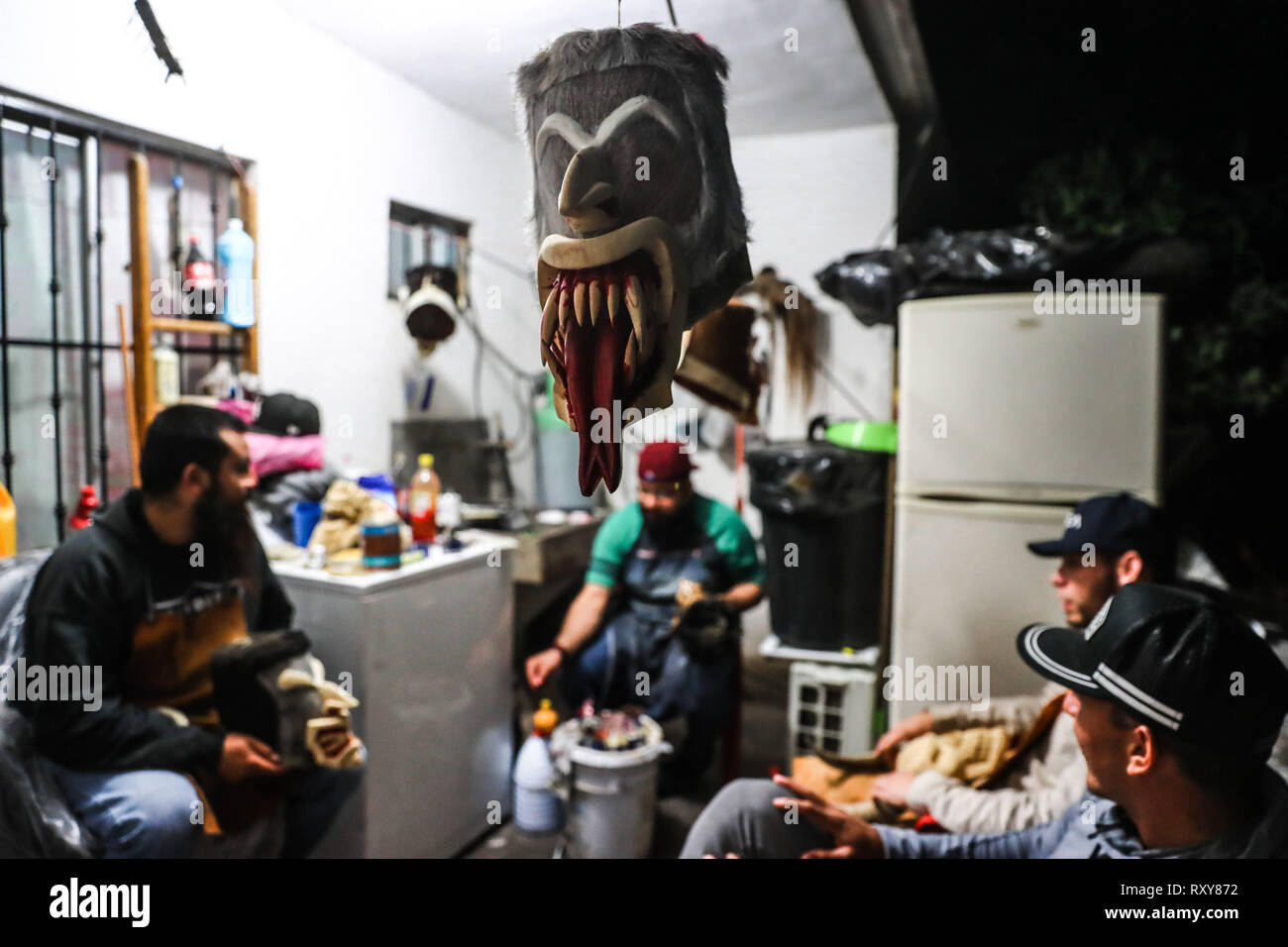 Processo di preparazione e / o la creazione delle maschere artigianali dei farisei per la celebrazione della Settimana Santa a Hermosillo Sonora. Workshop di maschere nel cortile della casa ifonavit nel nuovo Hermosillo suddivisione. (Foto: Luis Gutierrez/NortePhoto.com) proceso de preparación y / o creación de las mascara Artesanales de Fariseos para la celebración de la Semana Santa en Hermosillo Sonora. Taller de Mascara en en patio de una casa de ifonavit en el fraccionamiento nuevo Hermosillo. Foto Stock