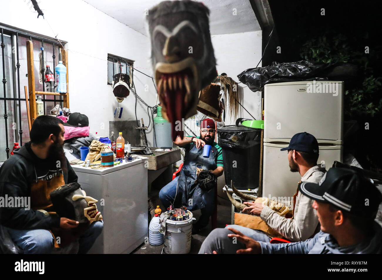 Processo di preparazione e / o la creazione delle maschere artigianali dei farisei per la celebrazione della Settimana Santa a Hermosillo Sonora. Workshop di maschere nel cortile della casa ifonavit nel nuovo Hermosillo suddivisione. (Foto: Luis Gutierrez/NortePhoto.com) proceso de preparación y / o creación de las mascara Artesanales de Fariseos para la celebración de la Semana Santa en Hermosillo Sonora. Taller de Mascara en en patio de una casa de ifonavit en el fraccionamiento nuevo Hermosillo. Foto Stock